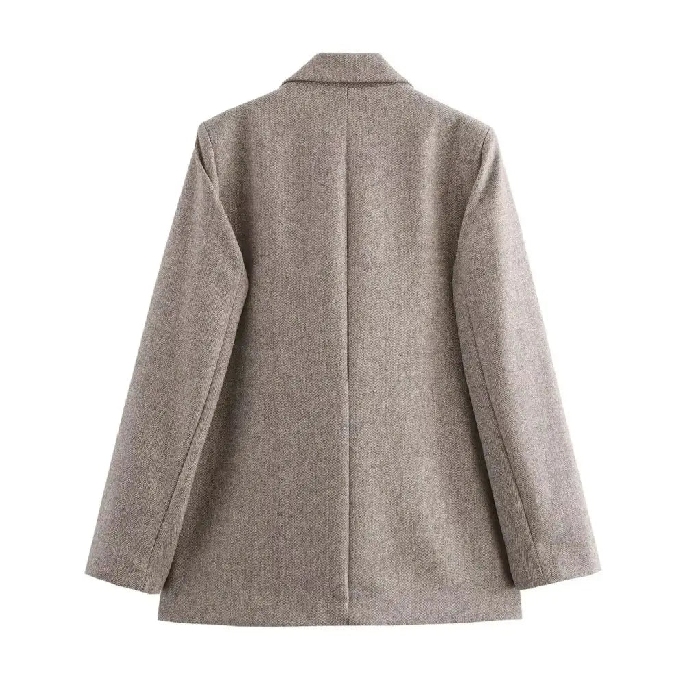 Vista traseira do blazer feminino de alfaiataria bege, com corte reto e limpo nas costas, exibido em fundo branco.