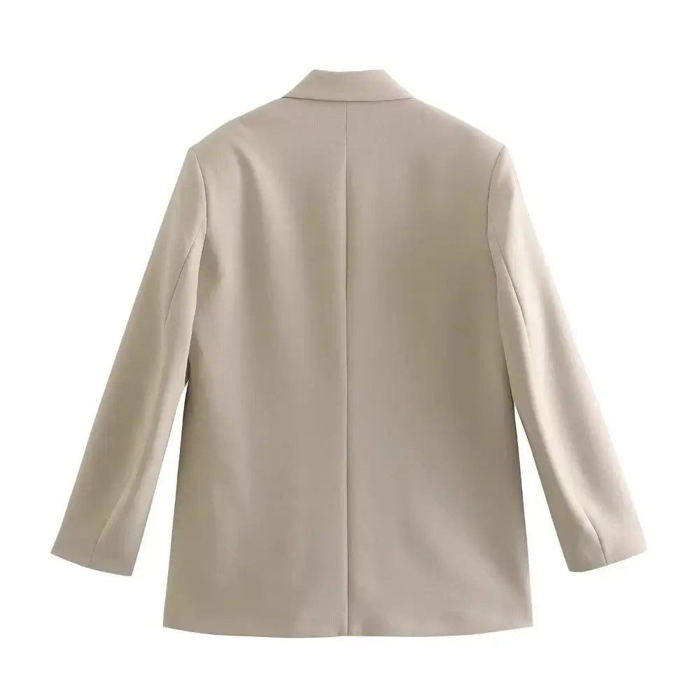 Vista traseira do blazer feminino de alfaiataria bege, com corte reto e limpo nas costas, exibido em fundo branco.