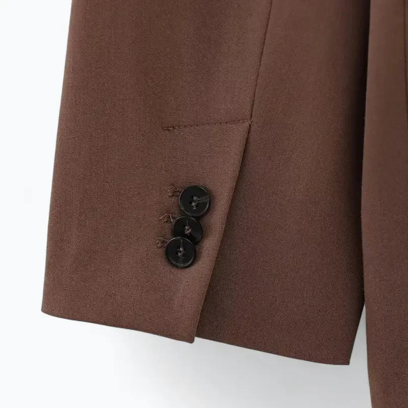 Blazer Feminino Alfaiataria Marrom Beatrice - ZARIF, zoom nos botões decorativos traseiros na barra do punho