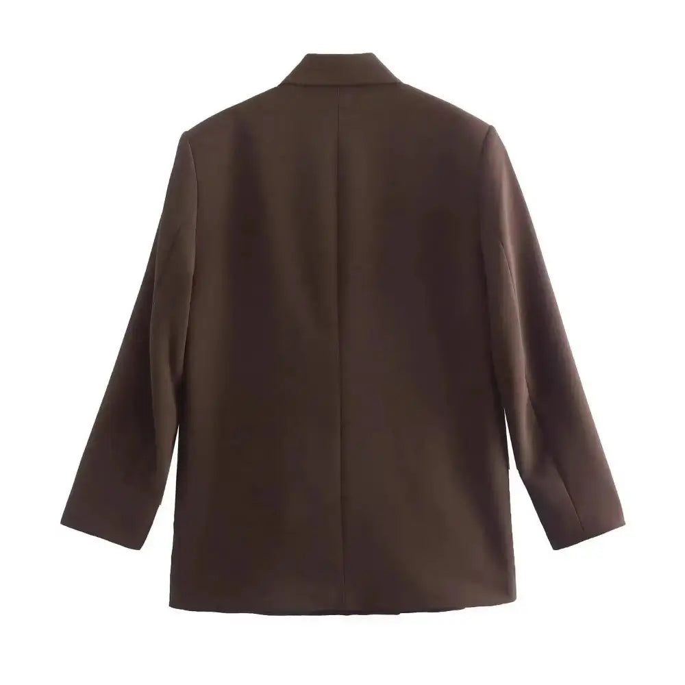 Vista traseira do blazer feminino de alfaiataria marrom, com corte reto e limpo nas costas, exibido em fundo branco.