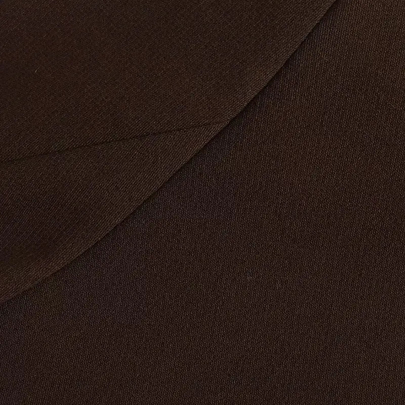 Close-up do blazer feminino de alfaiataria marrom, destacando a textura do tecido.