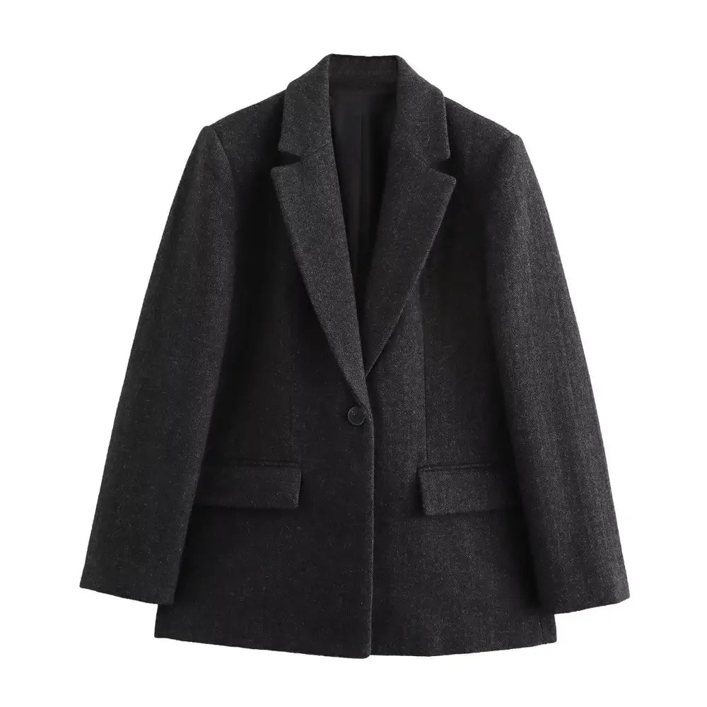Blazer feminino de alfaiataria preto, com gola e lapelas, fechamento por botão único e bolsos com lapelas, exibido em fundo branco.