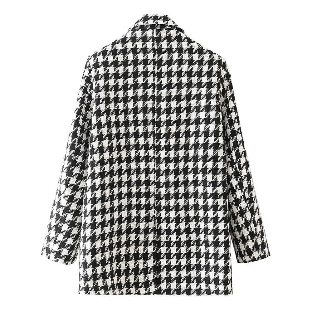 Vista traseira do blazer feminino alongado com estampa xadrez preto e branco, com corte reto e limpo nas costas, exibido em fundo branco.
