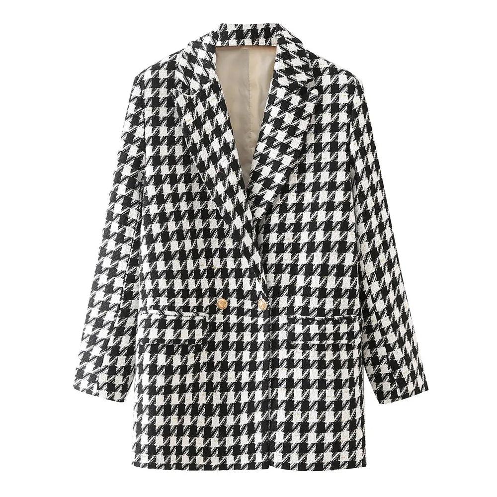 Blazer feminino de alfaiataria alongado com estampa xadrez preto e branco, com lapelas, abotoamento duplo por botões dourados e bolsos chapados, exibido em fundo branco.