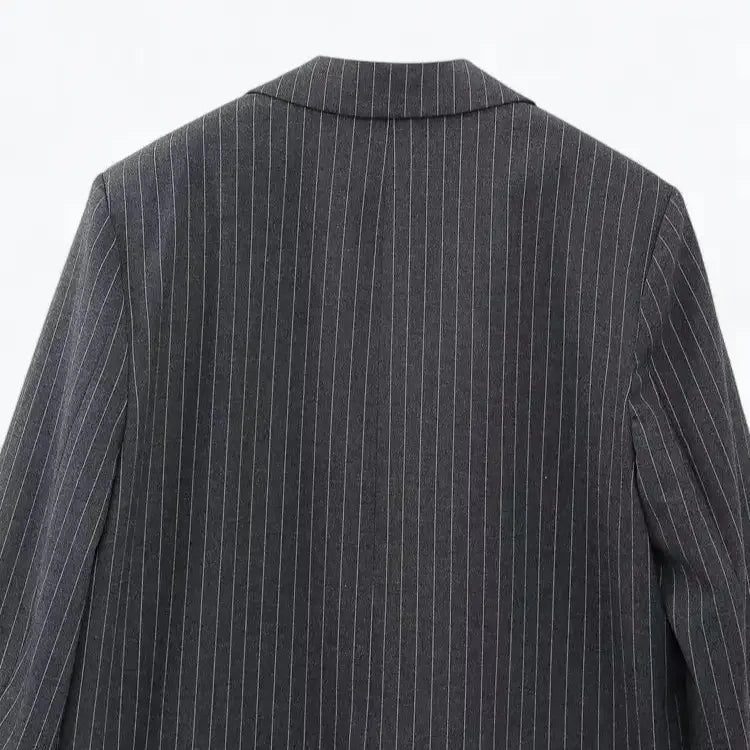 Blazer Feminino Risca de Giz Cinza Lauren - ZARIF, zoom na parte superior traseira