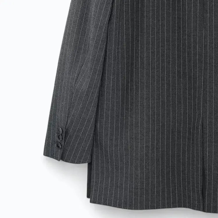 Blazer Feminino Risca de Giz Cinza Lauren - ZARIF, zoom nos botões decorativos do punho da manga