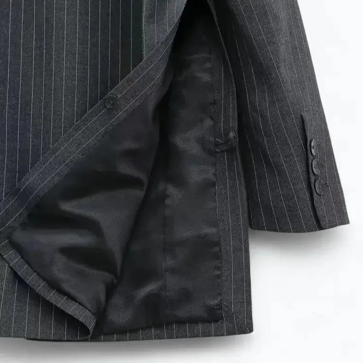 Blazer Feminino Risca de Giz Cinza Lauren - ZARIF, zoom na textura, no forro e nos botões decorativos do punho da manga