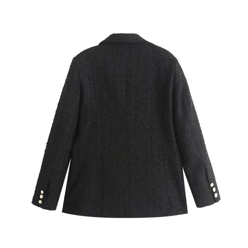 Vista traseira do blazer feminino de tweed preto, com gola e três botões dourados decorativos nos punhos, exibido em fundo branco.