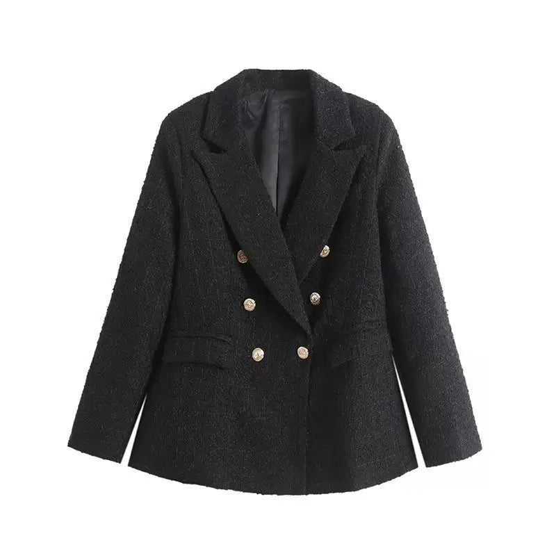 Blazer feminino de tweed preto com gola e lapelas, abotoamento duplo por seis botões dourados e bolsos com lapela, exibido em fundo branco.