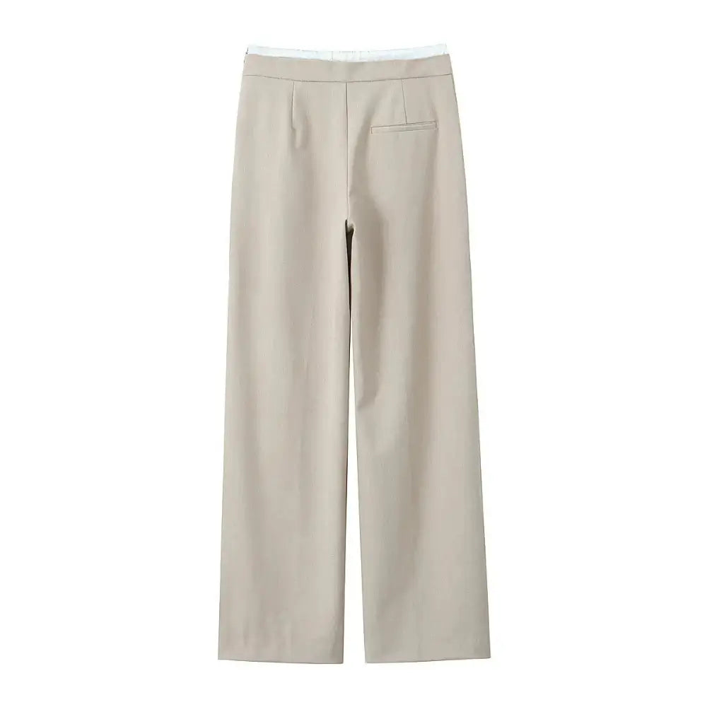 Vista traseira da calça feminina de alfaiataria bege, com cintura alta e bolso falso, exibida em fundo branco.