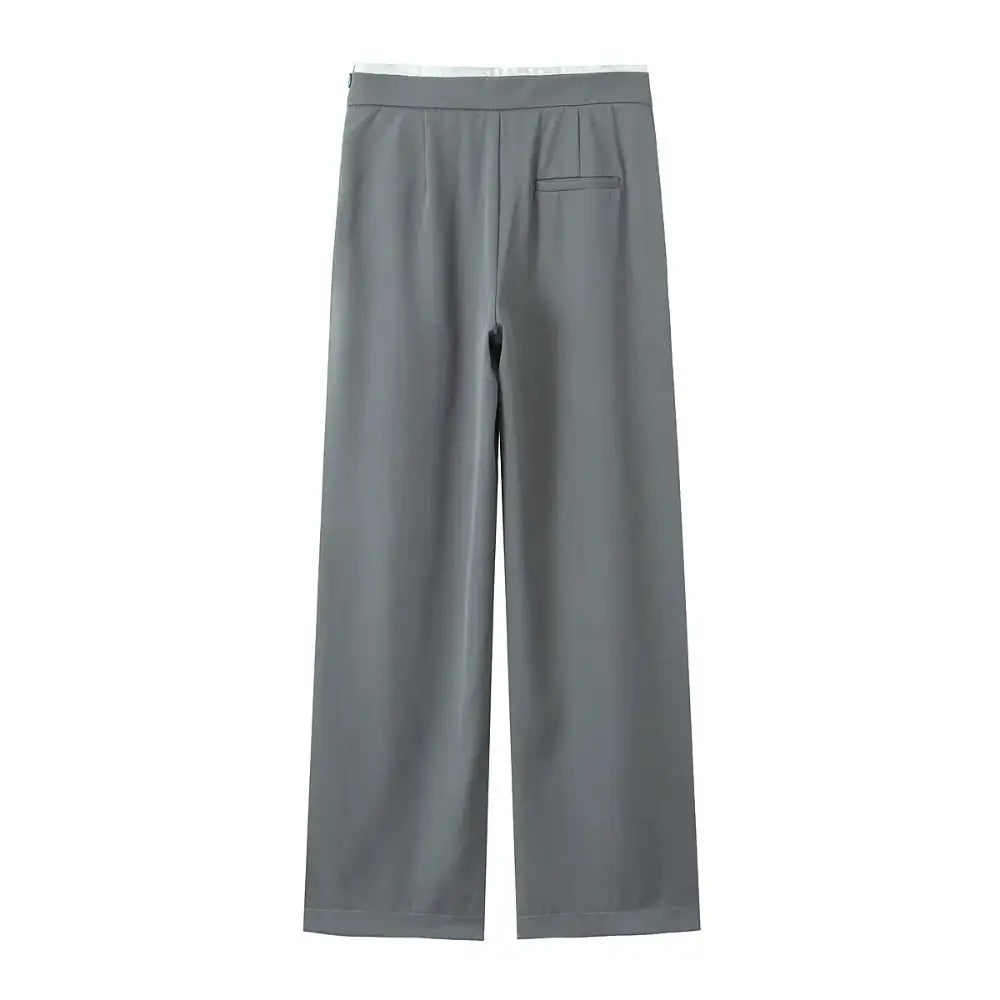 Vista traseira da calça feminina de alfaiataria cinza, com cintura alta e bolso falso, exibida em fundo branco.