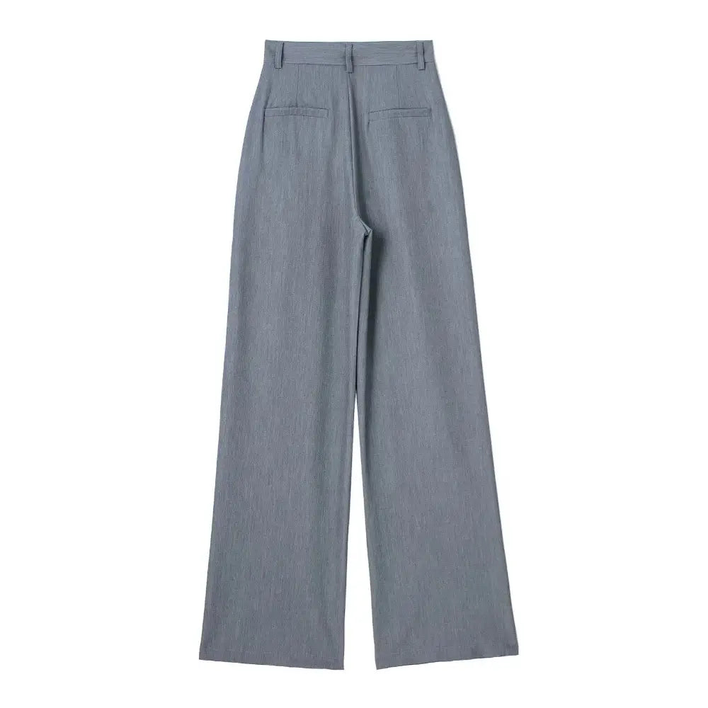 Vista traseira da calça feminina de alfaiataria cinza claro, com cintura alta, presilhas de cinto e bolsos falsos traseiros, exibida em fundo branco.