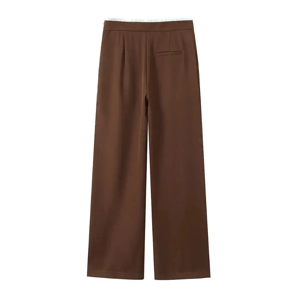 Vista traseira da calça feminina de alfaiataria marrom, com cintura alta e bolso falso, exibida em fundo branco.