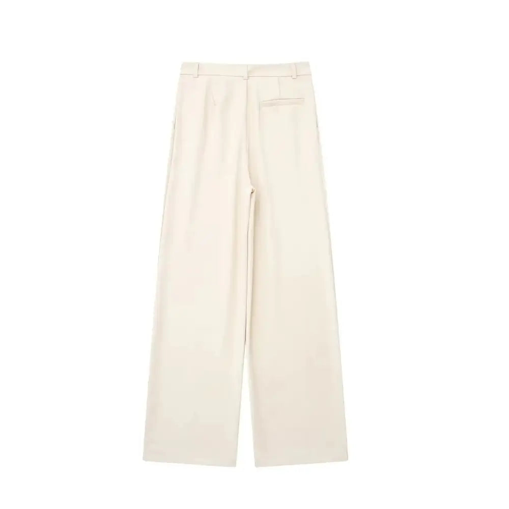 Vista traseira da calça feminina de alfaiataria off-white, com cintura alta, presilhas de cinto e bolso falso traseiro, exibida em fundo branco.