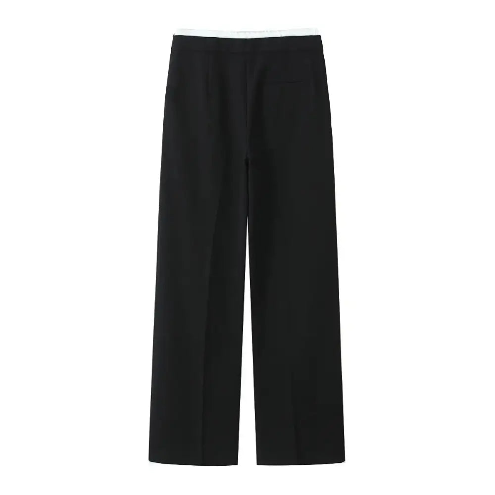 Vista traseira da calça feminina de alfaiataria preta, com cintura alta e bolso falso, exibida em fundo branco.