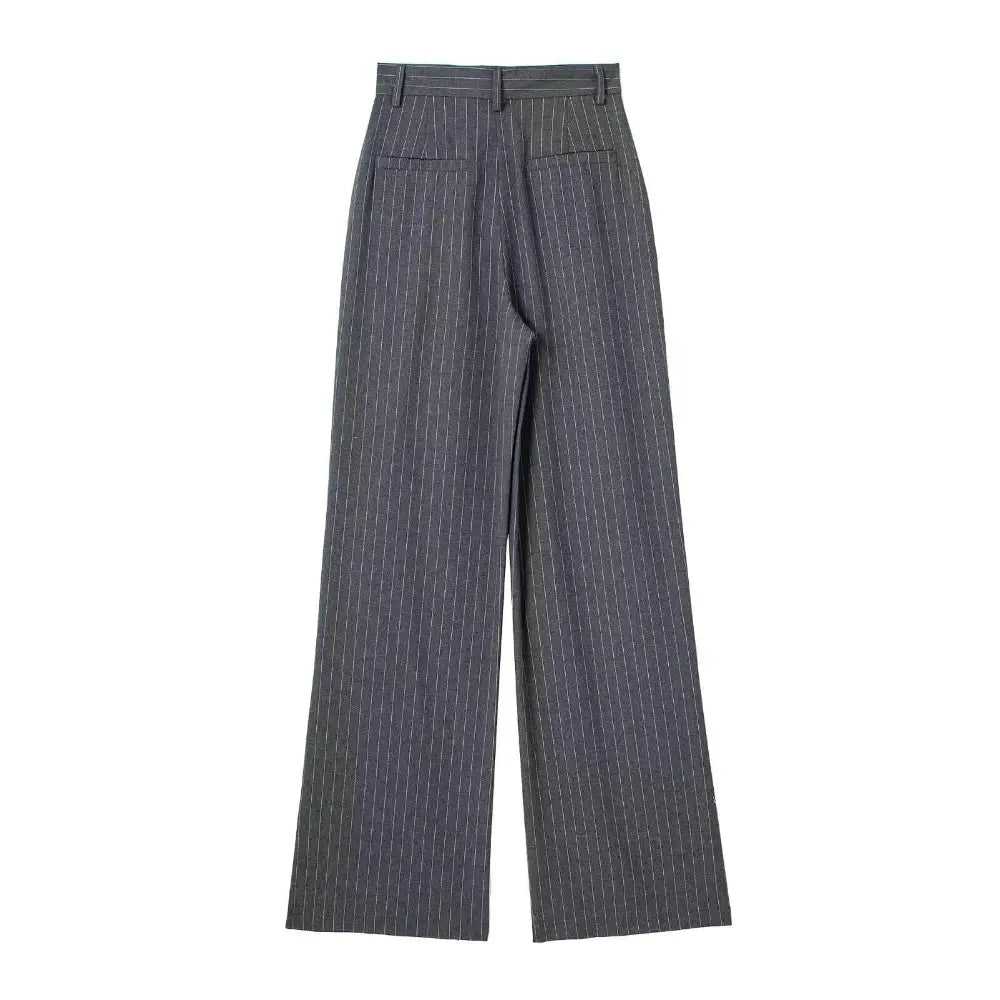 Vista traseira da calça feminina de alfaiataria cinza com risca de giz, cintura alta, presilhas de cinto e bolsos, exibida em fundo branco.