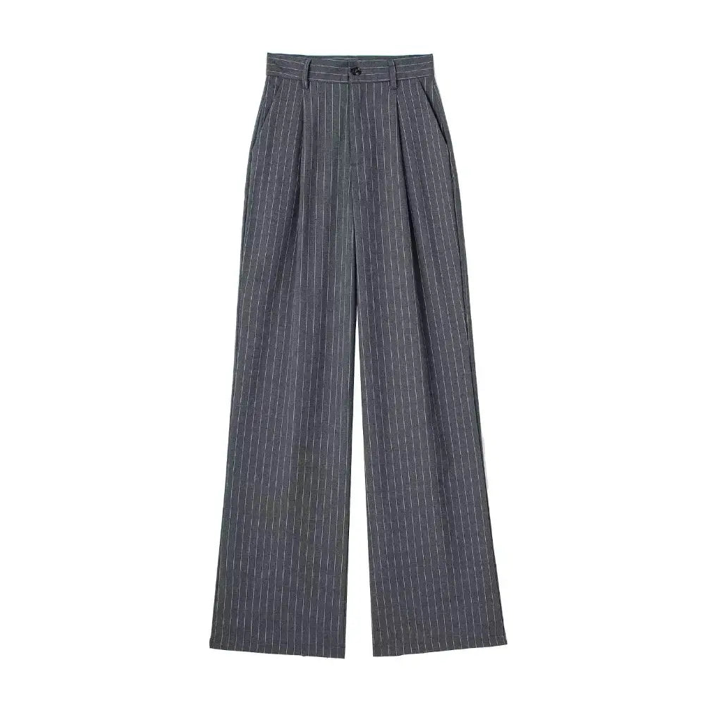 Calça feminina de alfaiataria cinza com risca de giz branca, cintura alta, pregas frontais e pernas largas, exibida em fundo branco.