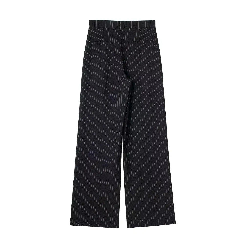Vista traseira da calça feminina de alfaiataria preta com risca de giz, cintura alta, presilhas de cinto e bolsos, exibida em fundo branco.