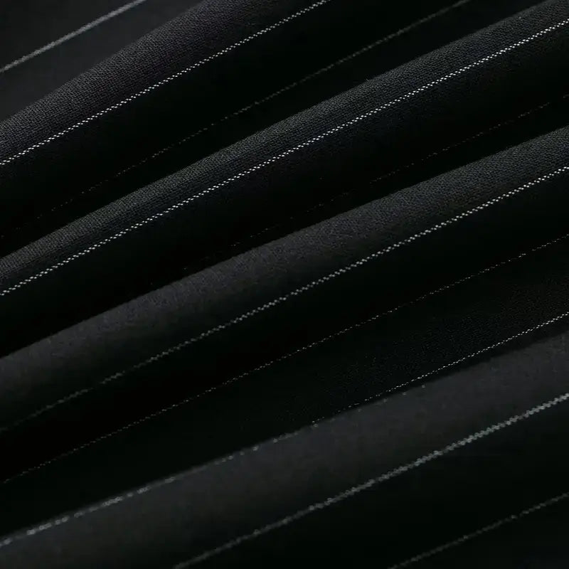 Close-up da textura do tecido de alfaiataria preta com risca de giz branca.