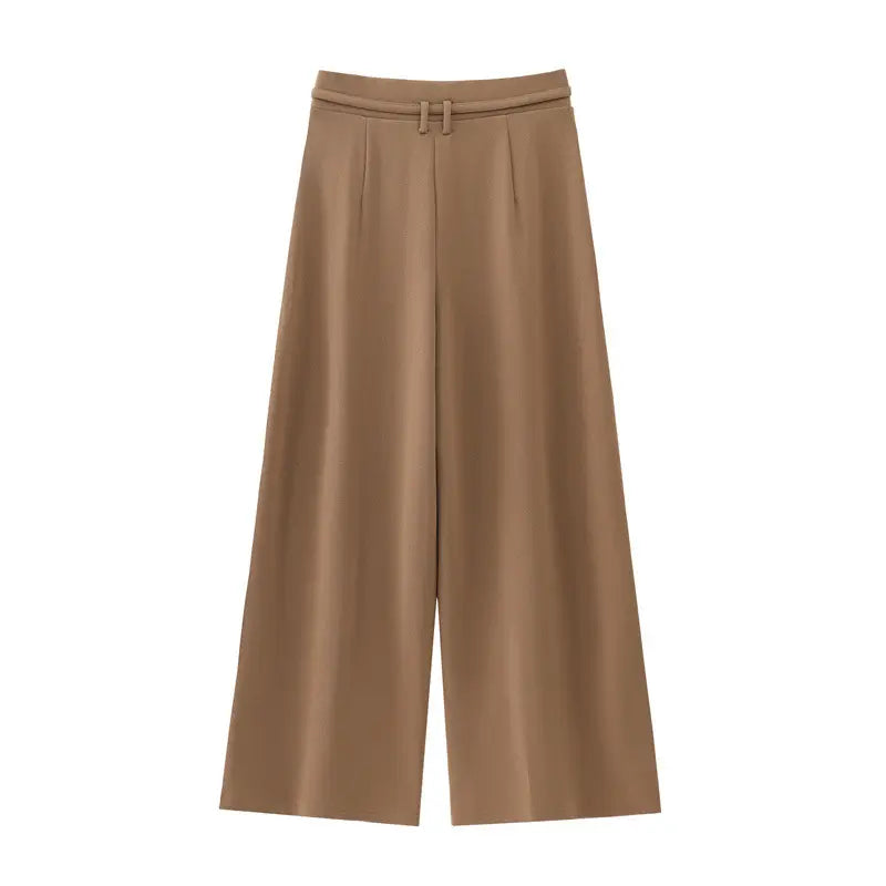 Calça pantalona feminina de alfaiataria marrom, com cintura alta e cinto fino, exibida em fundo branco.