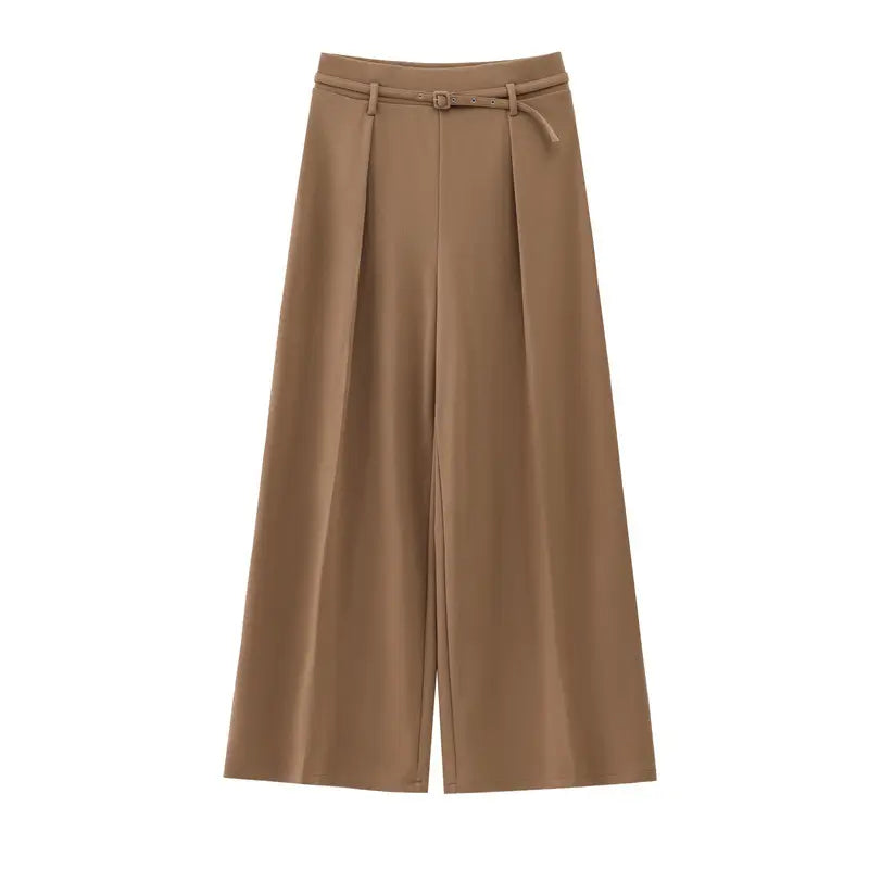 Calça pantalona feminina de alfaiataria marrom, com cintura alta, cinto fino ajustável e pregas frontais, exibida em fundo branco.