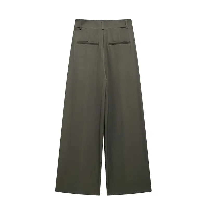 Vista traseira da calça pantalona feminina de alfaiataria verde, com cintura alta, presilhas de cinto e bolsos, exibida em fundo branco.