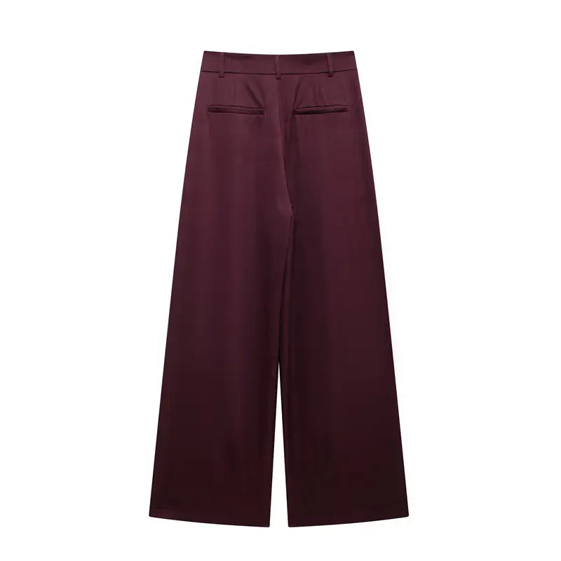 Vista traseira da calça pantalona feminina de alfaiataria vermelha, com cintura alta, presilhas de cinto e bolsos, exibida em fundo branco.