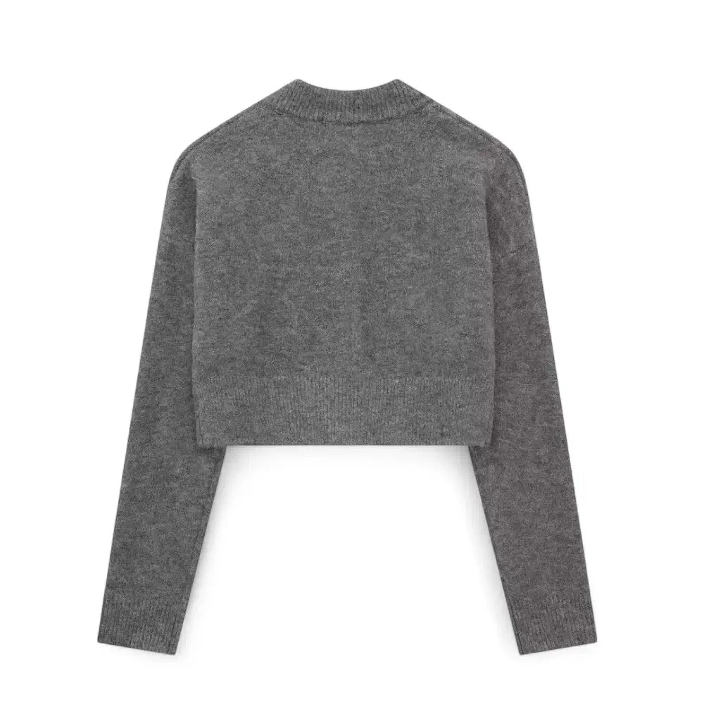 Vista traseira do cardigan feminino curto cinza, com gola redonda canelada e costas lisa, exibido em fundo branco.
