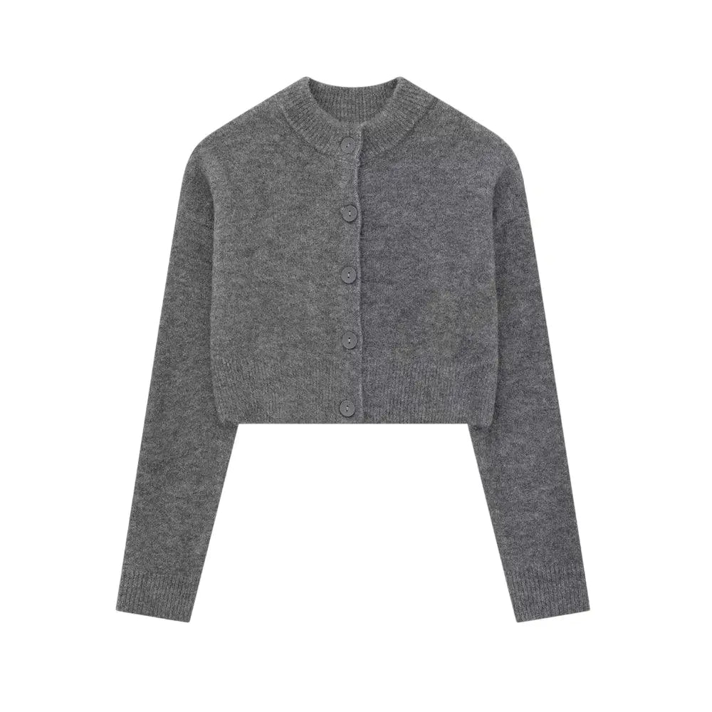 Cardigan feminino curto cinza, com gola redonda canelada, mangas longas e botões frontais da mesma cor, exibido em fundo branco.