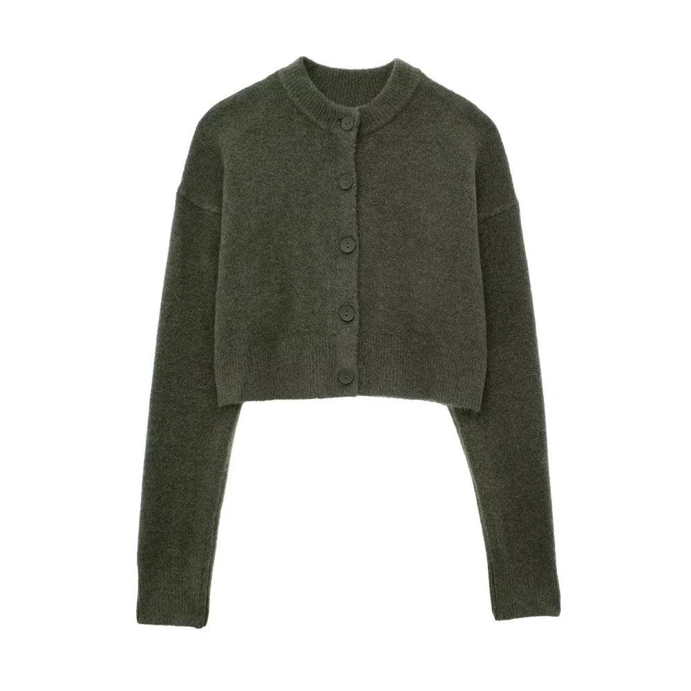 Cardigan feminino curto verde, com gola redonda canelada, mangas longas e botões frontais da mesma cor, exibido em fundo branco.