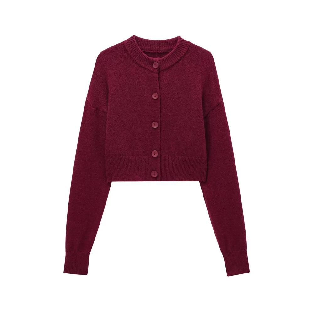 Cardigan feminino curto vermelho, com gola redonda canelada, mangas longas e botões frontais da mesma cor, exibido em fundo branco.