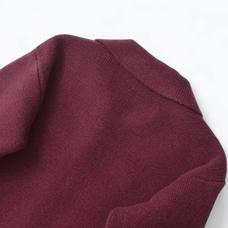 Close-up da gola e parte superior das costas do cardigan feminino vermelho.