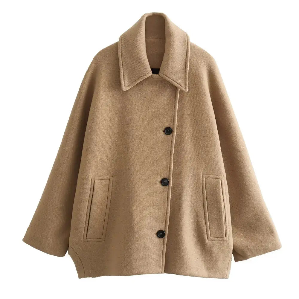 Casaco feminino oversized bege com gola de camisa, abotoamento frontal por botões pretos e bolsos embutidos, exibido em fundo branco.