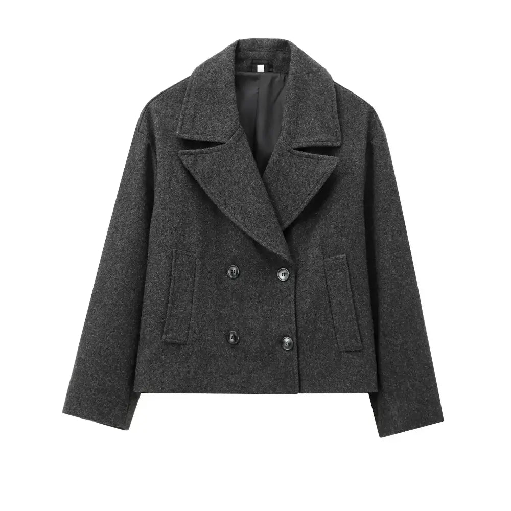 Casaco feminino cinza escuro de lã, com gola ampla, abotoamento duplo por botões pretos e bolsos chapados, exibido em fundo branco.