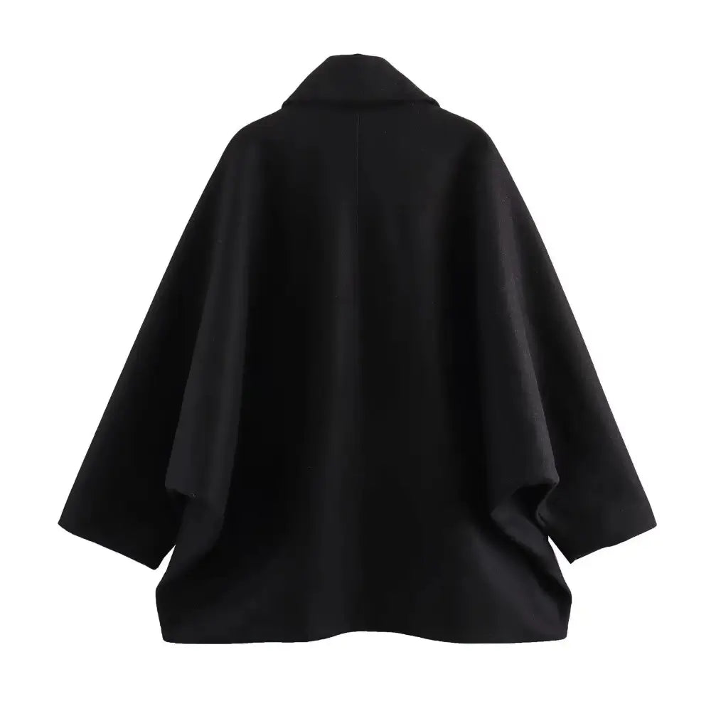 Vista traseira do casaco feminino oversized preto com gola de camisa e caimento amplo, exibido em fundo branco.