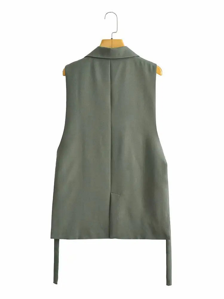 Vista traseira do colete feminino de alfaiataria alongado verde, tiras ajustáveis nas laterais, pendurado em cabide, exibido em fundo branco.
