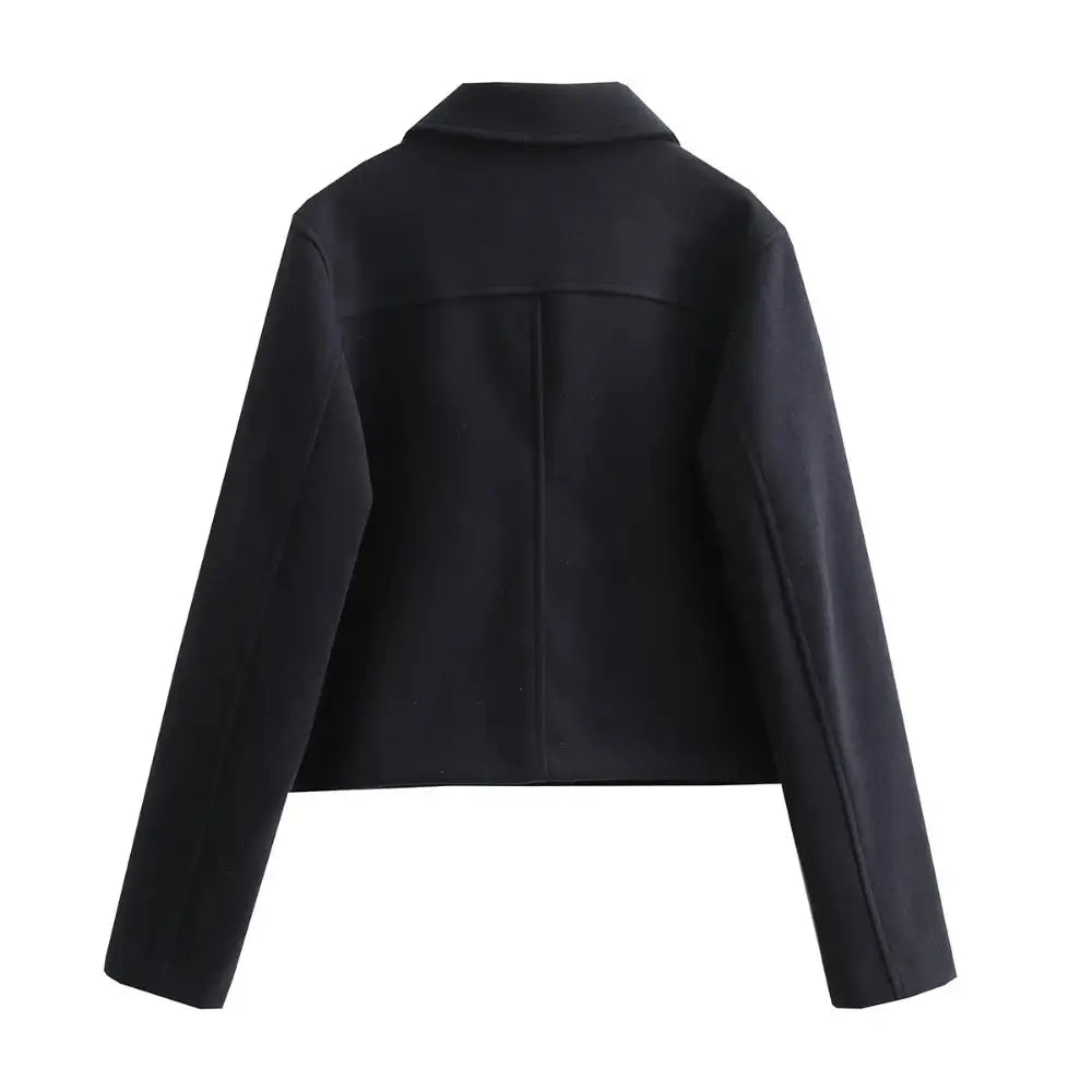 Vista traseira da jaqueta feminina de alfaiataria preta, com gola e detalhes de costura horizontal nas costas, em fundo branco.
