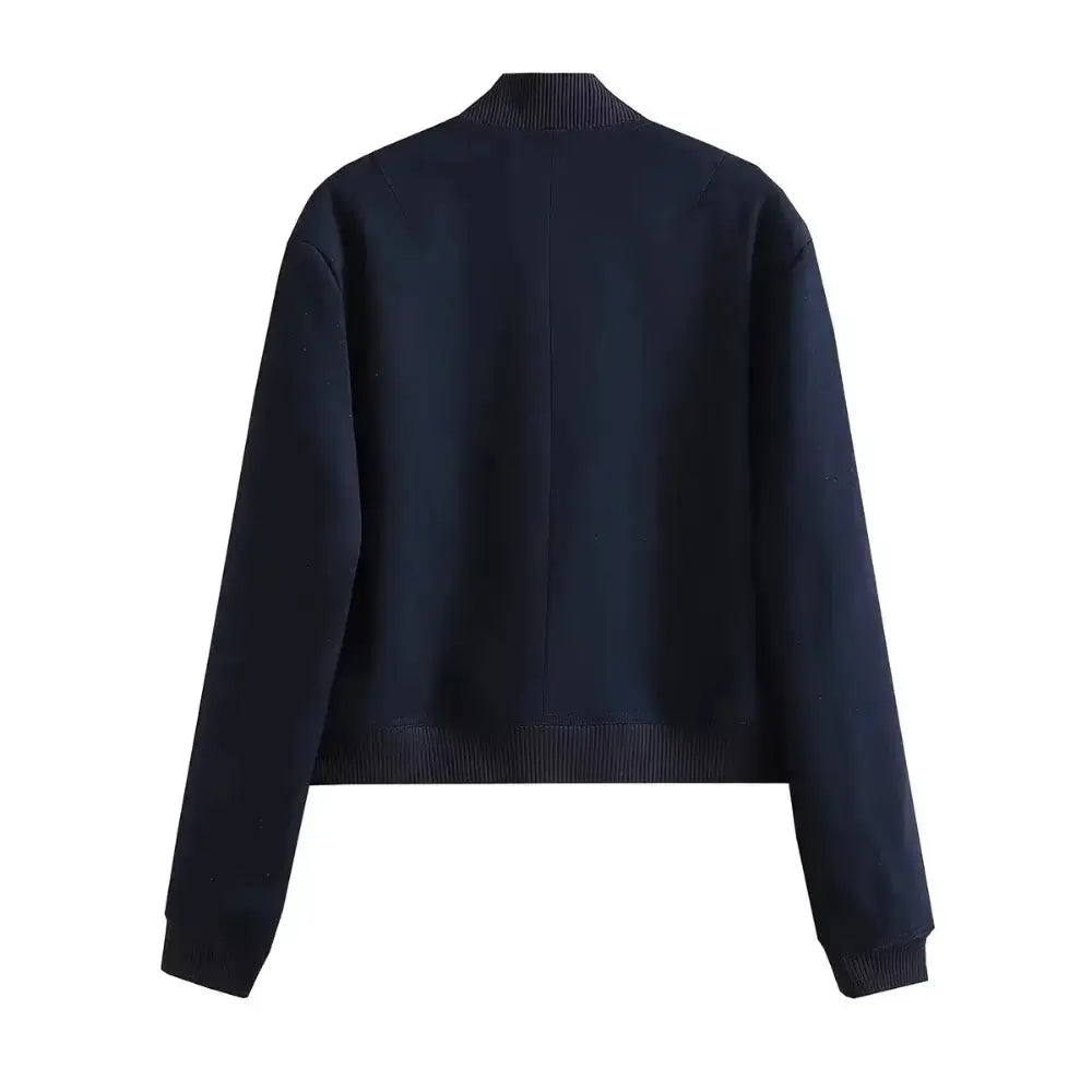 Vista traseira da jaqueta bomber feminina azul marinho, com gola, punhos e barra canelados, exibida em fundo branco.