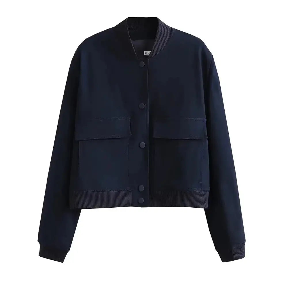 Jaqueta bomber feminina azul marinho com gola, punhos e barra canelados, fechamento por botões de pressão e dois bolsos frontais chapados, exibida em fundo branco.
