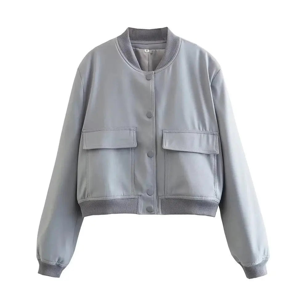 Jaqueta bomber feminina cinza com gola, punhos e barra canelados, fechamento por botões de pressão e dois bolsos frontais chapados, exibida em fundo branco.
