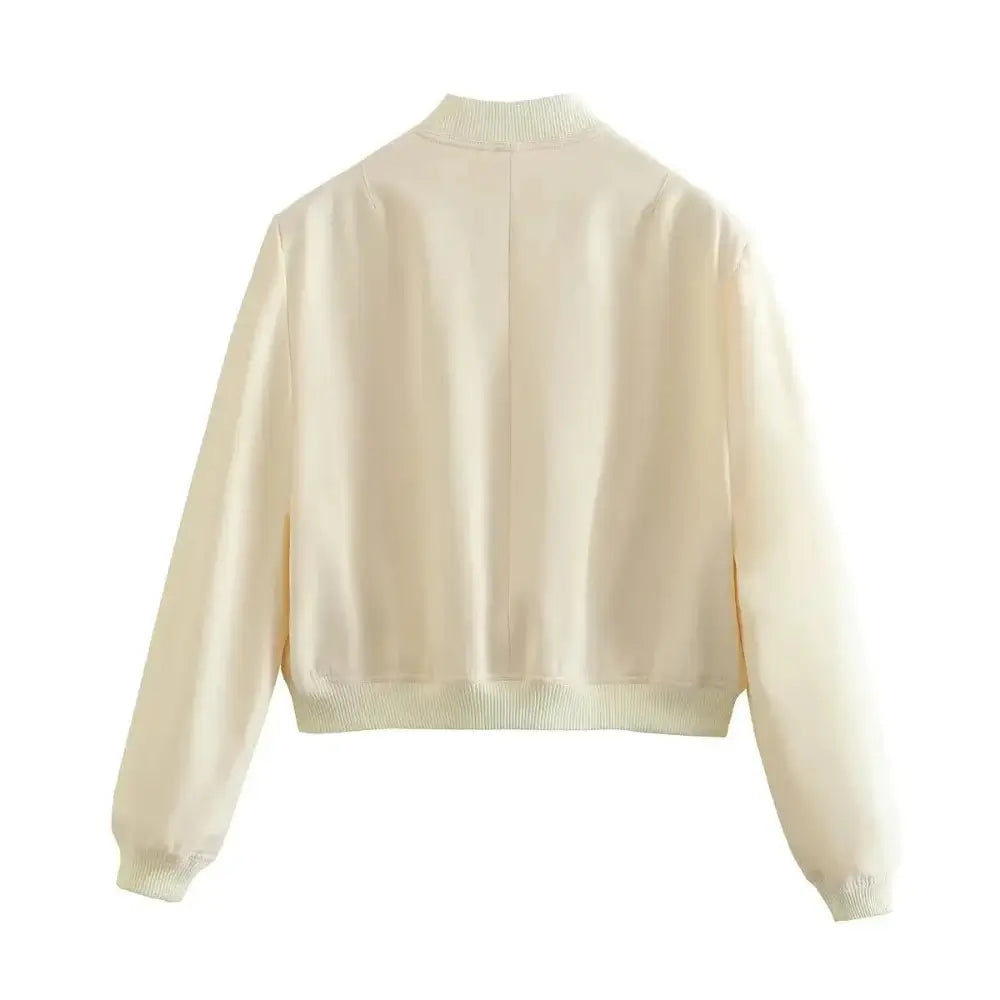 Vista traseira da jaqueta bomber feminina off-white, com gola, punhos e barra canelados, exibida em fundo branco.
