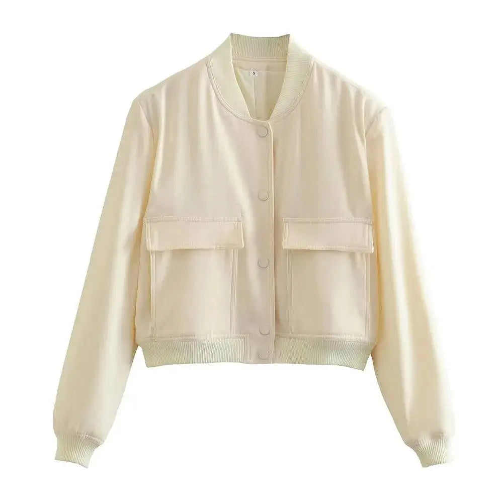 Jaqueta bomber feminina off-white com gola, punhos e barra canelados, fechamento por botões de pressão e dois bolsos frontais chapados, exibida em fundo branco.