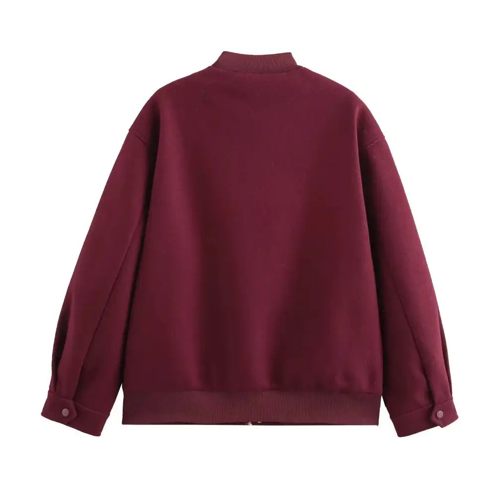 Vista traseira da jaqueta bomber feminina vermelha, com gola e punhos canelados, e botões de pressão decorativos nos punhos, exibida em fundo branco.
