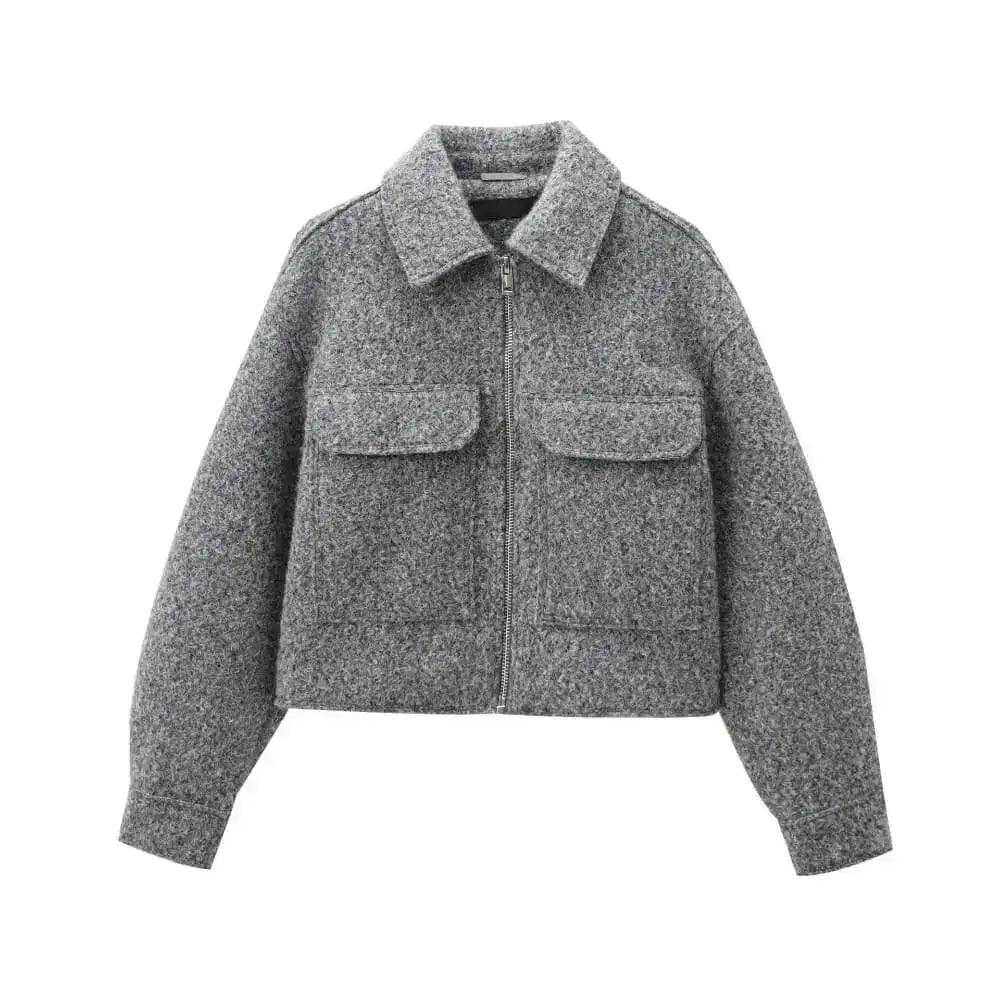 Jaqueta feminina cinza com textura de lã, estilo shacket, com gola de camisa, zíper dourado e dois bolsos frontais chapados, exibida sobre fundo branco.