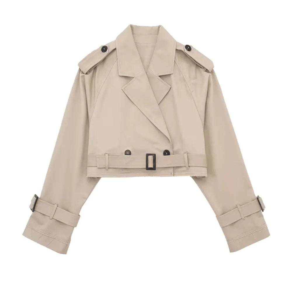 Jaqueta feminina cropped bege estilo trench coat, com lapelas, botões pretos, cinto na barra e mangas longas com fivelas, exibida sobre fundo branco.