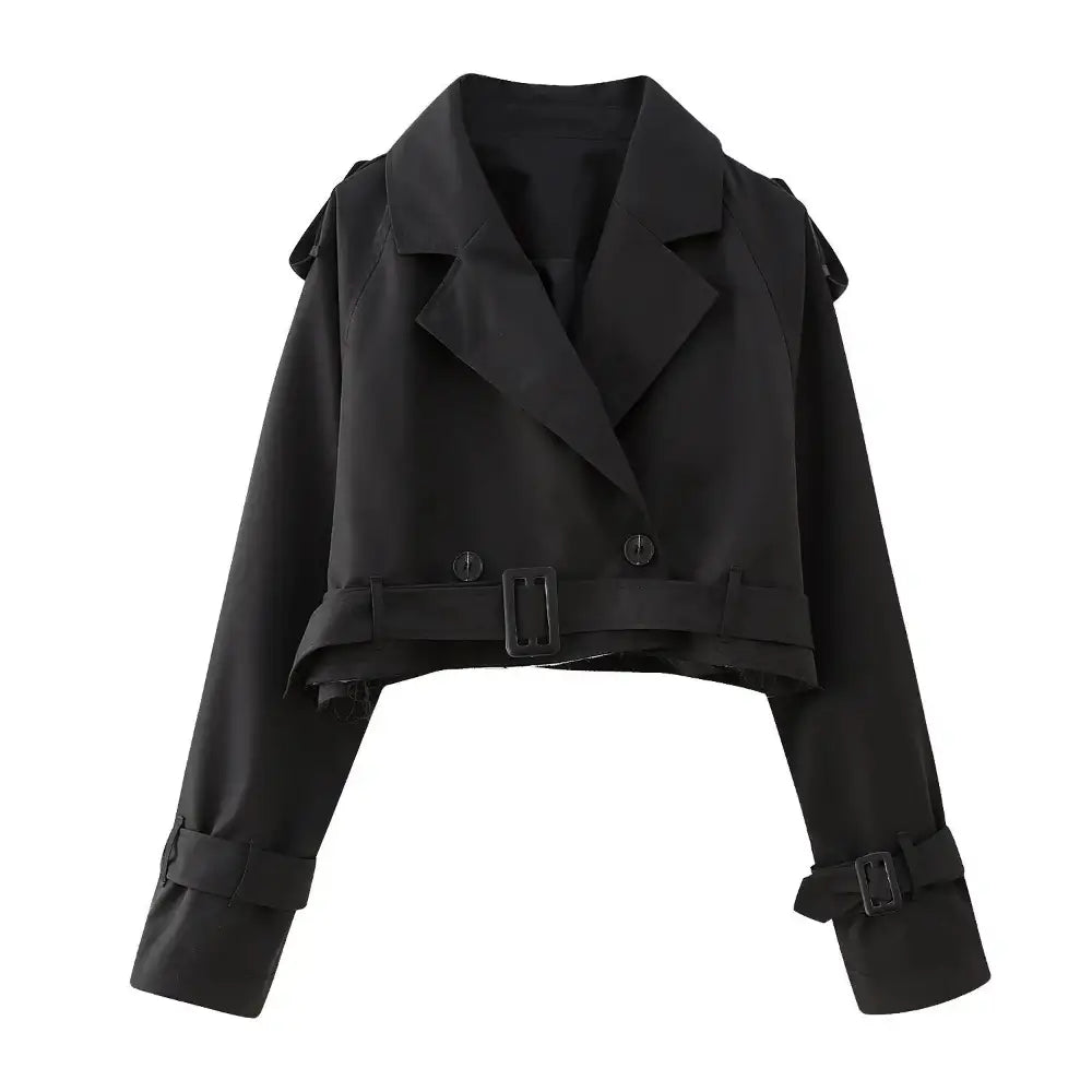 Jaqueta feminina cropped preta estilo trench coat, com lapelas, botões pretos, cinto na barra e mangas longas com fivelas, exibida sobre fundo branco.