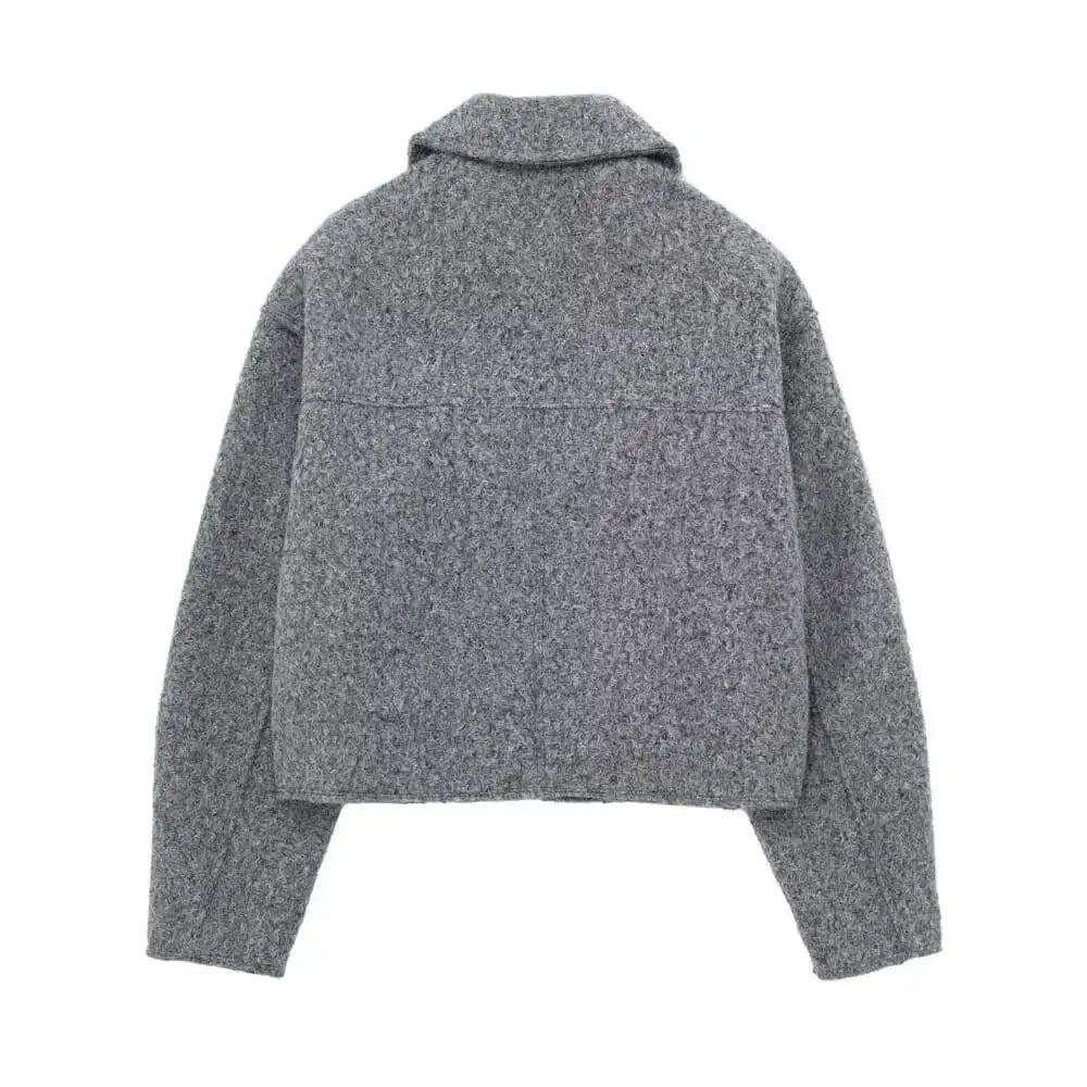 Vista traseira da jaqueta feminina cinza de lã batida, com gola de camisa e detalhe de costuras nas costas, exibida sobre fundo branco.