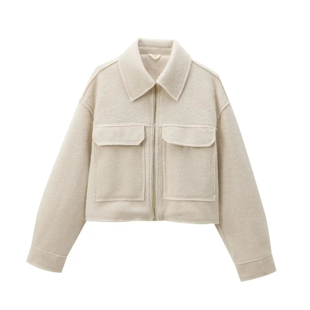 Jaqueta feminina off-white com textura de lã, estilo shacket, com gola de camisa, zíper dourado e dois bolsos frontais chapados, exibida sobre fundo branco.