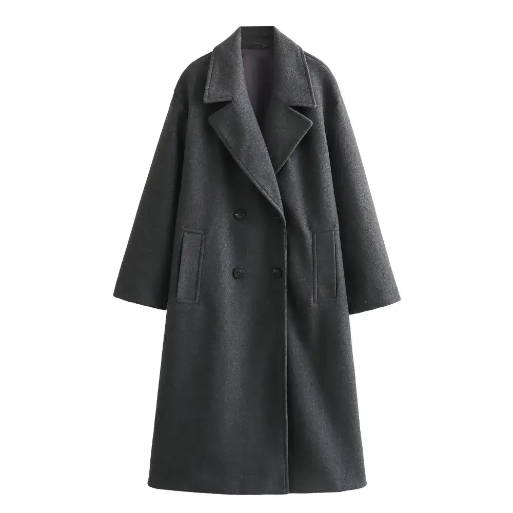 Vista frontal do sobretudo feminino longo cinza escuro, com lapelas largas, abotoamento duplo frontal e bolsos embutidos, exibido sobre fundo branco.