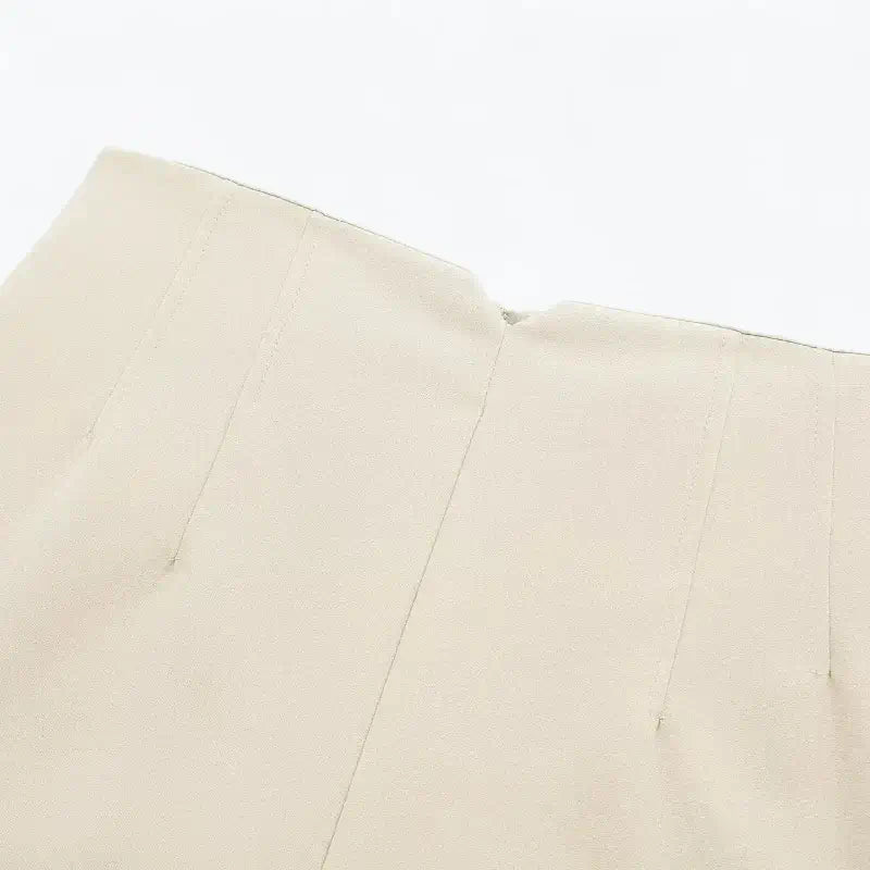 Close-up da cintura traseira do short feminino bege claro, detalhando a costura vertical.